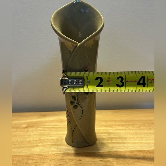 HANDCRAFTED STUDIO POTTERY FLORAL BUD VASE SIGNED - Picture 8 of 9